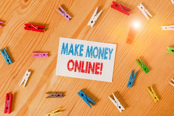 Kézírás szövegírás pénzt online. Koncepció jelentése, hogy a profit segítségével internet, mint a szabadúszó vagy marketing Színes ruhacsap papírok üres emlékeztető fa padló háttér iroda. — Stock Fotó