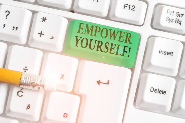 Escrita de mão conceitual mostrando Empoderar-se. Foto de negócios mostrando assumir o controle de nossas metas de definição de vida e fazer escolhas Teclado pc branco com papel de nota acima do fundo branco . — Fotografia de Stock