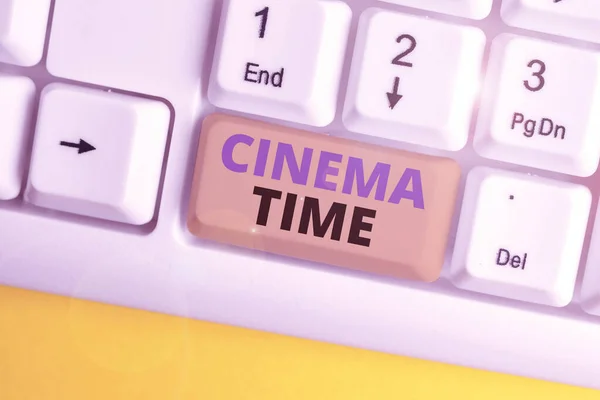 Wort schreibt Text Kino Zeit. Business-Konzept, für das Unterhaltung wie Vorführung Film geplant, weiße PC-Tastatur mit leerem Notizpapier über weißem Hintergrund Schlüssel Kopierraum starten. — Stockfoto
