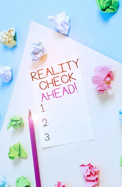 Escritura a mano conceptual que muestra Reality Check Ahead. La exhibición de fotos de negocios les hace reconocer la verdad sobre situaciones o dificultades. Papel arrugado de color, recordatorio vacío, pinza de ropa azul amarilla. . — Foto de Stock