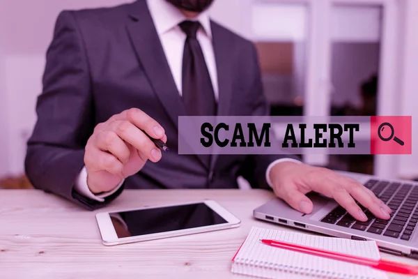 Tulisan tangan konseptual menunjukkan Scam Alert. Teks foto bisnis email yang tidak diminta yang mengklaim prospek tawar-menawar manusia laki-laki mengenakan pakaian formal hadir menggunakan ponsel pintar hitech . — Stok Foto