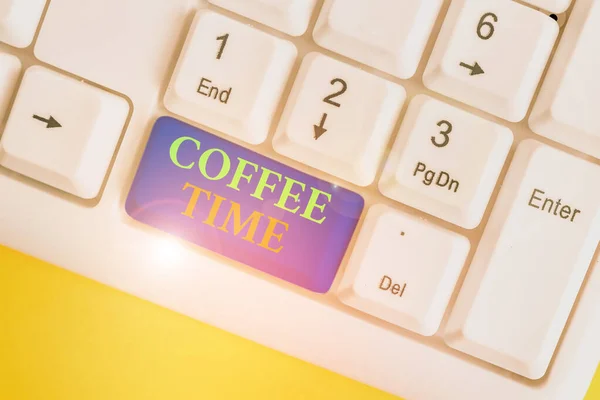 Scrittura concettuale a mano che mostra Coffee Time. Foto aziendale che mostra un breve periodo di tempo in cui si smette di lavorare per riposare Tastiera bianca del pc con carta nota sopra lo sfondo bianco . — Foto Stock