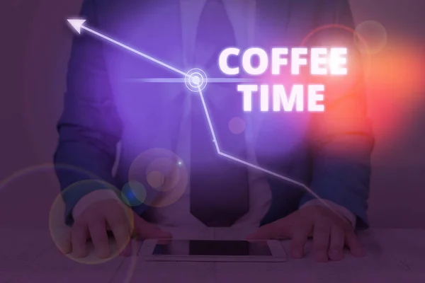Γράμμα που δείχνει την ώρα του καφέ. Επαγγελματική φωτογραφία που δείχνει ένα σύντομο χρονικό διάστημα στο οποίο μπορείτε να σταματήσετε να εργάζεστε για να ξεκουραστείτε. — Φωτογραφία Αρχείου