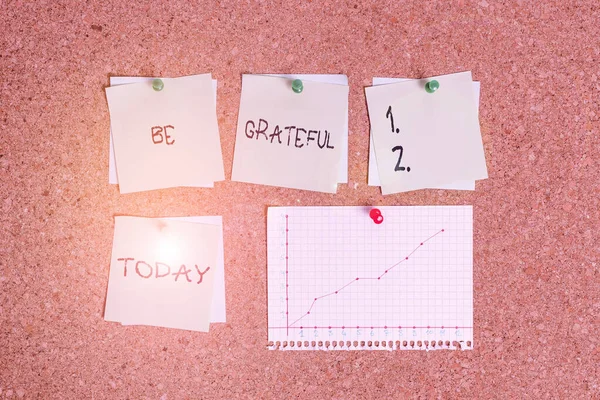 Conceptual hand writing showing Be Grateful. Business photo text feeling or showing an appreciation for something received Corkboard size paper thumbtack sheet billboard notice board. — Stockfoto