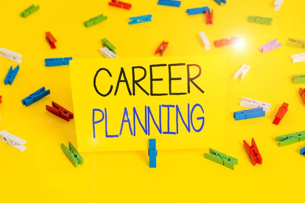 Tekst teken dat carrière planning weergeeft. Conceptuele foto plan strategisch je carrièredoelen en werk succes gekleurde wasknijper papieren lege herinnering gele vloer achtergrond kantoor. — Stockfoto