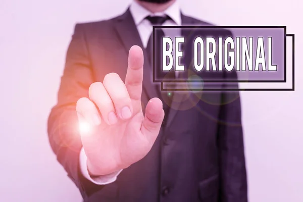 Signo de texto que muestra Be Original. Foto conceptual creada directamente y demostrando por un artista No es una imitación Hombre humano con barba llevar ropa formal traje de trabajo levantando una mano . — Foto de Stock