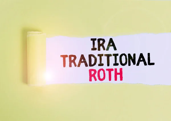 Tekstbord met Ira Traditional Roth. Conceptuele foto zijn fiscaal aftrekbaar op zowel staats- als federaal Karton dat in het midden is gescheurd geplaatst boven een gewone tafel achtergrond. — Stockfoto