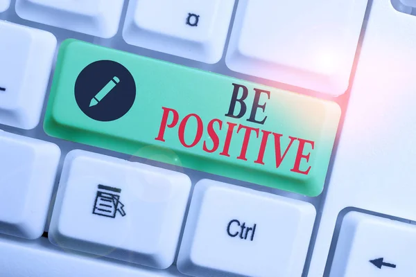 Scrittura di testo a mano Sii Positivo. Concetto che significa dare motivo di speranza e fiducia Senza dubbio tastiera bianca pc con carta nota vuota sopra lo spazio di copia del tasto di sfondo bianco . — Foto Stock