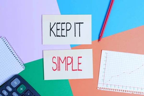 Segno di testo che mostra Keep It Simple. Foto concettuale per rendere qualcosa di facile da capire e non in modo fantasioso Apparecchio da ufficio colorato scrivania quadrata studio fornisce adesivo carta vuota . — Foto Stock