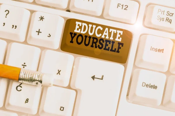 Signo de texto mostrando Educate Yourself. Foto conceptual prepararse a sí mismo o a alguien en un área en particular o tema Teclado de PC blanco con papel de nota vacío sobre el espacio de copia de la tecla de fondo blanco . —  Fotos de Stock