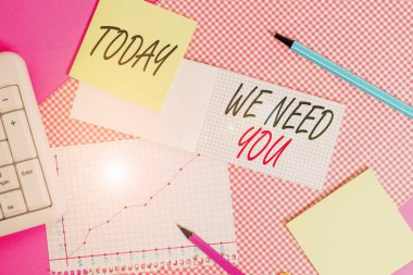 Sana ihtiyacımız olduğunu gösteren bir not yazıyorum. Görev ve yükümlülük gereksinimlerini karşılamak için iş fotoğrafı sergisi. Renkli düz masa üzerine yerleştirilen donanım ve bilgisayar malzemeleri..