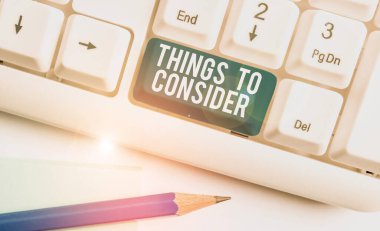 Göz önünde bulundurulması gereken şeyleri gösteren metin işareti. Kavramsal fotoğraf özellikle beyaz arka plan tuşu kopyalama alanı üzerinde boş not kağıdı ile beyaz pc klavye karar verme konusunda dikkatlice düşünmek.