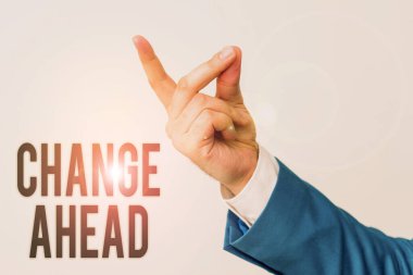 El yazısı metni Değiştir. Değiştirmek ya da takas etmek anlamına gelen kavram, başka bir izole edilmiş parmak ile gösterilen başka bir ele dönüşür. İş konsepti işaret ediyor.