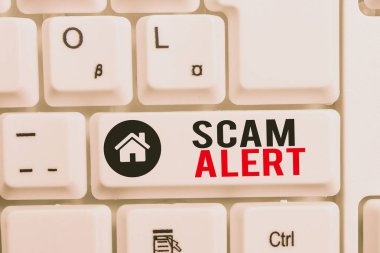 Kelime yazma metin Scam Alert. Beyaz arka plan tuşu kopyalama alanı üzerinde boş not kağıdı ile bir pazarlık Beyaz pc klavye umudu iddia istenmeyen e-posta için İş kavramı.