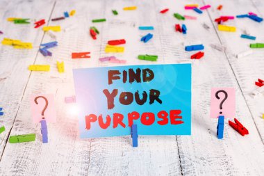 Amaçlarını Bul sorusunu gösteren metin işareti. Bir şeyin yapılması için kavramsal fotoğraf nedeni ya da ne için var olduğunu Tahta masaya yerleştirilmiş ataç ile karalanmış ve parçalanmış kağıt levha.