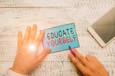 Kendinizi ya da belirli bir alanda ya da konuda birini hazırlayan kavramsal el yazısı. İş fotoğrafı metni birini yerel grup veya şirketinize katılmaya davet ediyor.