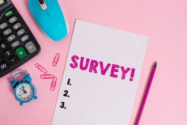 Kelime yazma anketi. Önceden tanımlanmış bir grup Hesap Makinesinden veri toplamak için kullanılan araştırma metodu iş konsepti alarmlı fare sayfası kalem renkli arka plan.