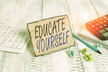 Kendini Eğittiğini gösteren bir not yazıyorum. İş fotoğrafı gösterimi kendinizi ya da belirli bir alanda birini hazırlayın ya da bilgisayar klavyesi ve sayfaları arasında tel üzerine not kağıdı koyun.