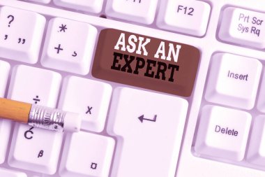 Uzmana Sorun'u gösteren metin işareti. Kavramsal fotoğraf beyaz arka plan tuşu kopyalama alanı üzerinde boş not kağıdı ile bir şey veya bilgili Beyaz pc klavye hakkında beceri ye danışın.