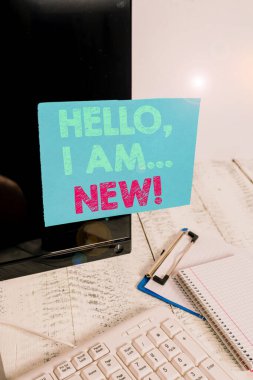Kelime yazma metin Merhaba Ben Yeniyim. Klavye nin yakınındaki siyah bilgisayar ekranına bantlanmış taze işçi veya öğrenci Not kağıdı olarak kendini bir grupta tanıtmak için iş konsepti.