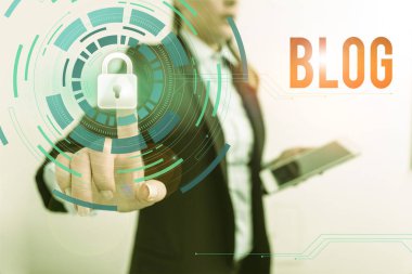 Blogsoru gösteren kavramsal el yazısı. İş fotoğrafı metni düzenli olarak güncellenmiş web sitesi sayfası bireysel kadın giyimi giyimi akıllı aygıt sunan resmi iş kıyafeti.