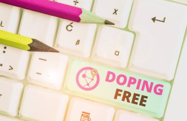 Doping Free 'yi gösteren mesaj işareti. Kavramsal fotoğrafın sporu yasadışı olarak geliştirmek için herhangi bir madde kullanmadığı kanıtlandı.