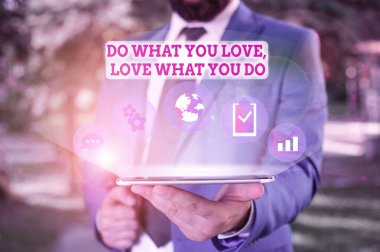 Do What You Love Love What You Do 'yu gösteren bir not yazıyorum. İş fotoğrafların gösteriyor ki bir şeyler yapabiliyorsun. Daha iyi yerlerde çalışmak hoşuna gidiyor. Erkek kıyafetleri giyip akıllı dev kullanmaktan hoşlanıyorsun.
