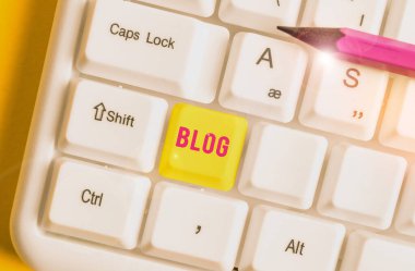Blogsoru gösteren kavramsal el yazısı. İş fotoğrafı gösterimi düzenli olarak güncellenmiş web sitesi web sayfası beyaz arkaplan üzerinde nota kağıdı ile bireysel beyaz pc klavye tarafından yönetiliyor.