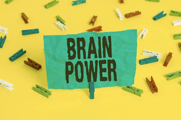 Scrittura concettuale a mano che mostra Brain Power. Business photo showcase Capacità di comprensione Per capire e trarre profitto dall'esperienza Carte colorate mollette vuoto promemoria giallo pavimento ufficio . — Foto Stock