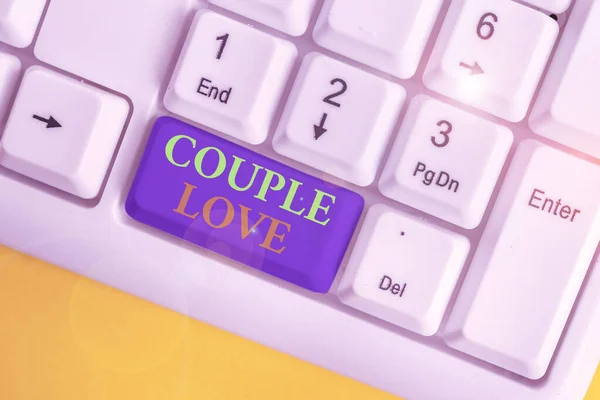 Konzeptionelle Handschrift, die Paarliebe zeigt. Business-Foto, das zwei zeigt, die einander sehr lieben und Freude empfinden, weiße PC-Tastatur mit Notizpapier über weißem Hintergrund. — Stockfoto