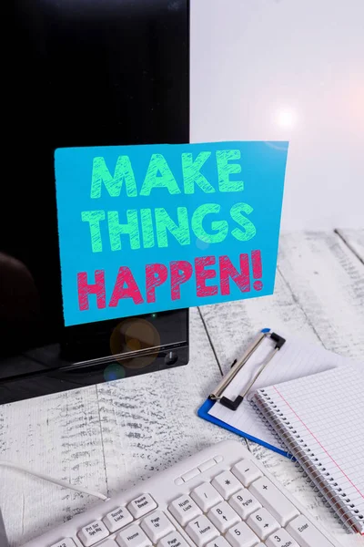 Texto de escritura de palabras Make Things Happen. Concepto de negocio para usted tendrá que hacer grandes esfuerzos con el fin de lograrlo Nota papel pegado a la pantalla del ordenador negro cerca del teclado y estacionario . — Foto de Stock