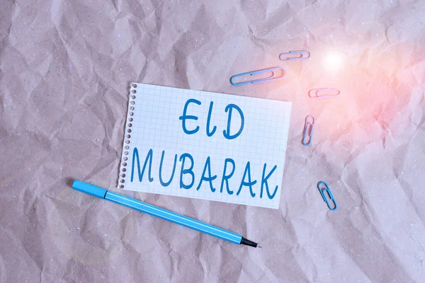 Escribiendo nota mostrando a Eid Mubarak. Foto de negocios que muestra el saludo musulmán tradicional reservado para los festivales sagrados Papel artesanal escritorio cuadrado espiral cuaderno oficina estudio suministros . —  Fotos de Stock