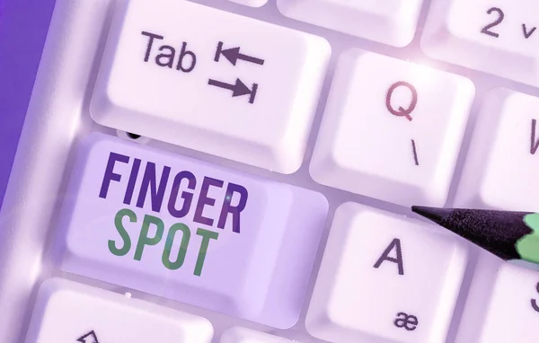 Χειρόγραφο κείμενο που γράφει Finger Spot. Έννοια έννοια Μικρές φουσκάλες γεμάτο υγρό που ονομάζεται κυστίδια εμφανίζονται στο δάχτυλο. — Φωτογραφία Αρχείου