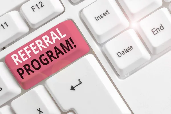 Szöveges jel mutatja Referral program. Konceptuális fotó alkalmazottak jutalmazzák bevezetésére alkalmas újoncok White PC billentyűzet üres jegyzet papírt a fehér háttér fő másolási tér. — Stock Fotó