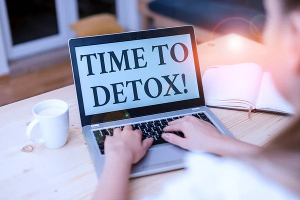 Слово, що пише текст Time to Detox. Бізнес-концепція, коли ви очищаєте своє тіло від токсинів або припиняєте споживати наркотики жінка ноутбук комп'ютерний смартфон кухоль канцелярські товари технологічні пристрої . — стокове фото