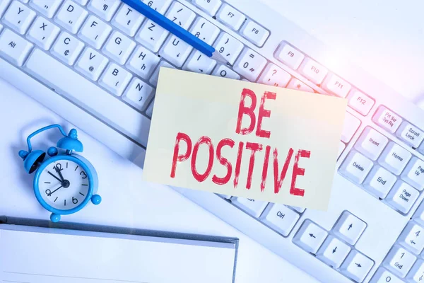 Konzeptionelle Handschrift, die positiv ist. Business-Fototext, der ohne Zweifel Anlass zu Hoffnung und Zuversicht gibt, lag flach über leerem Notizpapier auf PC-Tastatur-Bleistiften und Uhr. — Stockfoto