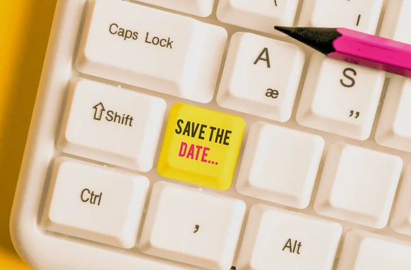 Konceptuell handskrift som visar Save The Date. Affärsfoto visa upp reservera nämnda framtida bröllopsdatum på sin kalender Vit dator tangentbord med not papper ovanför den vita bakgrunden. — Stockfoto