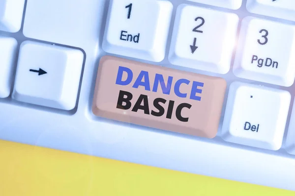 Texte écrit par mot Dance Basic. Concept d'entreprise pour l'activité qui utilise le corps et la gamme de mouvement Clavier pc blanc avec papier de note vide au-dessus de l'espace de copie de clé de fond blanc . — Photo