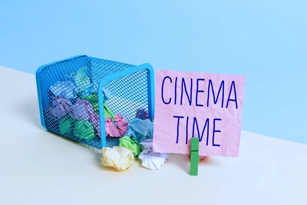 Conceptueel handschrift dat Cinema Time toont. Zakelijke foto tekst die entertainment zoals vertoning film gepland om te beginnen prullenbak verfrommeld papier wasknijper herinnering kantoorbenodigdheden. — Stockfoto