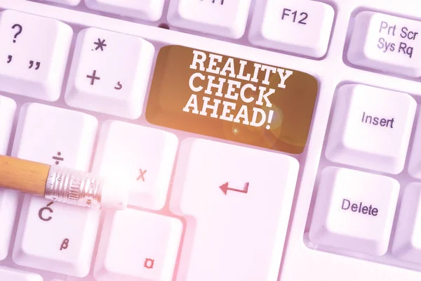 Texto de escritura de palabras Reality Check Ahead. Concepto de negocio para les hace reconocer la verdad sobre situaciones o dificultades Teclado blanco para PC con papel de nota vacío sobre el espacio de copia de la tecla de fondo blanco . —  Fotos de Stock