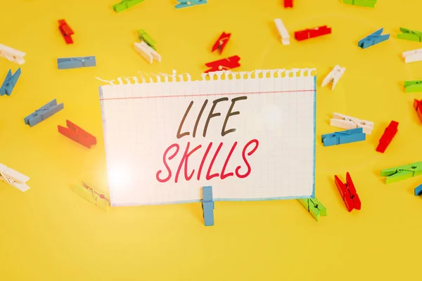 A Life Skills-et bemutató levél. Üzleti fotó bemutató készség, amely szükséges a teljes részvétel a mindennapi életben Színes ruhacsap papírok üres emlékeztető sárga padló háttér iroda. — Stock Fotó