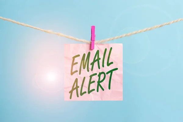 Üzenet, ami e-mail figyelmeztetést mutat. Fogalmi fotó e-mailek automatikus generált és küldött kijelölt címzettek Ruhaszárító téglalap alakú papír emlékeztető fehér fa íróasztal. — Stock Fotó