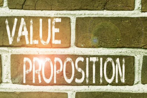 Writing note showing Value Proposition. Business photo showcasing feature intended to make a company or product attractive Front view red brick wall facade background Old grunge scenery. — Stock Photo, Image