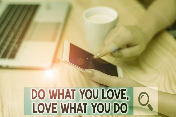 Konceptuell handstil som visar Do What You Love What You Do. Affärsfoto visa upp du kan göra saker du njuta av det att arbeta på bättre platser än kvinna med bärbar smartphone och office sup — Stockfoto