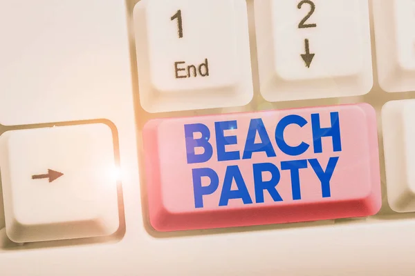手書きのテキストビーチパーティー。表示の大規模なグループを意味する概念は、白の背景キーコピースペースの上に空のノート紙とビーチホワイトPCキーボードでイベントを開催しています. — ストック写真