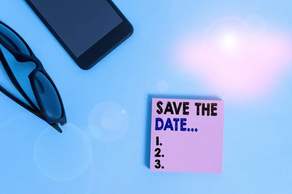 Text sign showing Save The Date. Conceptual photo reserve the mentioned future wedding date on their calendar Dark eyeglasses colored sticky note smartphone fashion pastel background. — Stock Photo, Image