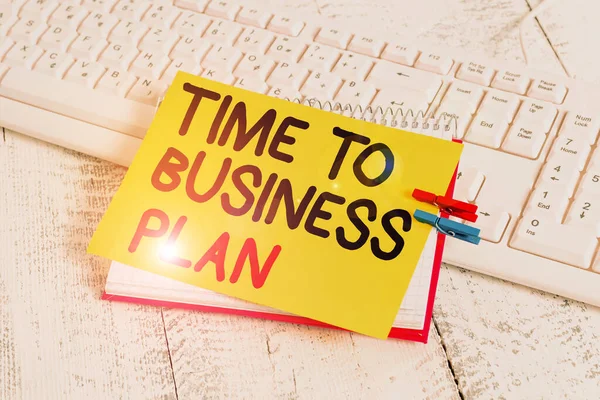 Signo de texto que muestra Time To Business Plan. Horario de organización de fotos conceptuales para el trabajo Mercadeo portátil de productos recordatorio de papel pinza de ropa hoja fijada teclado blanco luz madera . — Foto de Stock