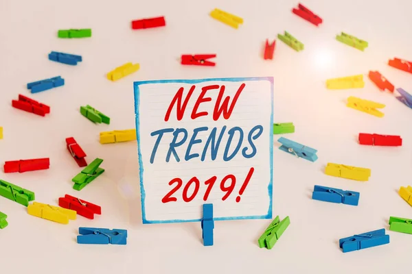 Text rukopisu Nové trendy2019. Koncept znamená obecný směr, ve kterém se něco vyvíjí Barevné prádlo pin papíry prázdné připomínka bílá podlaha pozadí kancelář. — Stock fotografie