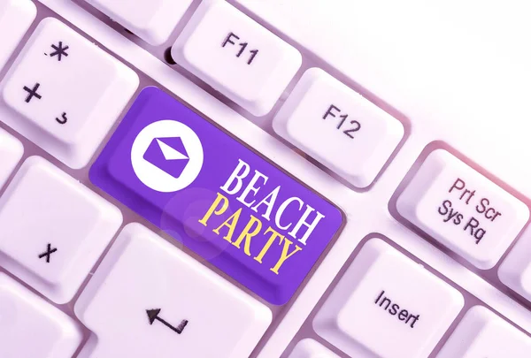 Palavra escrita texto Beach Party. Conceito de negócio para grande grupo de exibição estão organizando um evento na praia Teclado pc branco com papel de nota vazia acima espaço de cópia de chave de fundo branco . — Fotografia de Stock