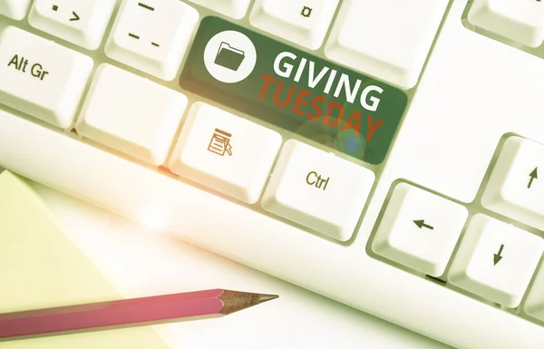 Escribiendo nota mostrando Giving Tuesday. Foto de negocios mostrando el día internacional de la caridad dando activismo Hashtag Teclado de PC blanco con papel de nota sobre el fondo blanco . — Foto de Stock